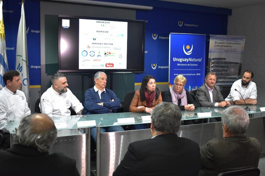 Acosta y toda la mesa de panelistas presentan el evento