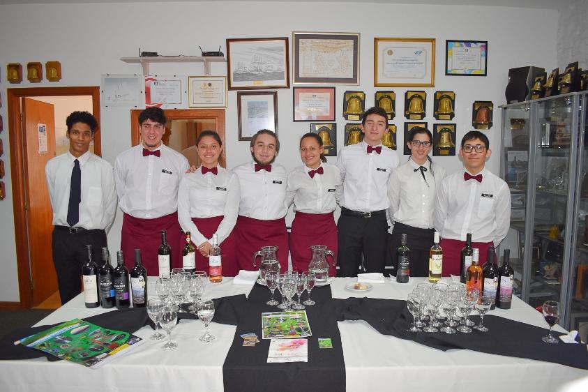 Estudiantes de la Escuela Superior de Enogastronomía del Consejo de Educación Técnico Profesional