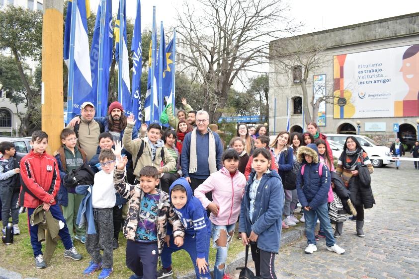 Fagetti junto a los niños y recreadores frente a la sede del Ministerio de Turismo