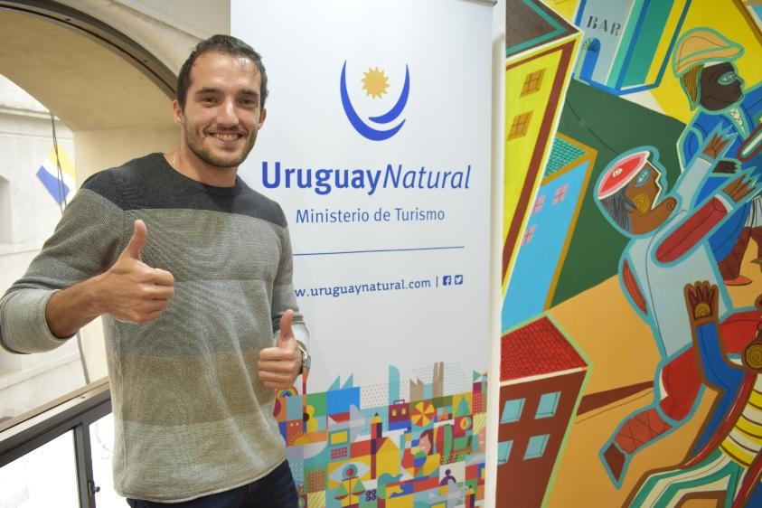 Emiliano Lasa Lasa junto al banner de la Marca País