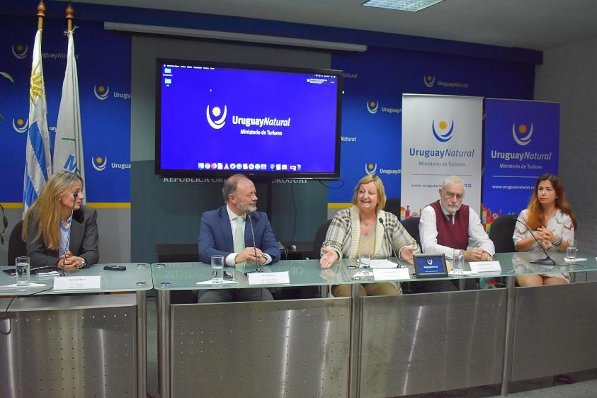 Firma de convenio Mesa completa durante el acto de lanzamiento.