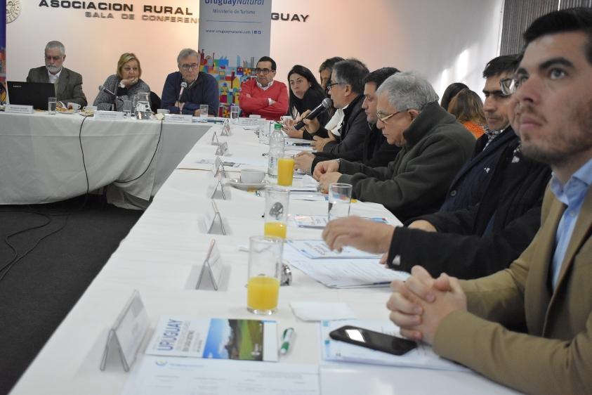 Encuentro Escucha atenta de los directores a exposición de Alves