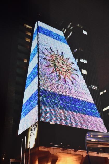 Edificio de la Federación de Industrias del Estado de San Pablo iluminado con el pabellón uruguayo 