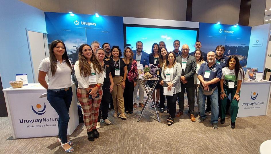 Staff de Uruguay en Feria UGART, Porto Alegre, Brasil Staff de Uruguay en Feria UGART, Porto Alegre, Brasil