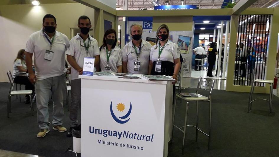 Delegación de Rivera en stand de Uruguay, en Festuris de Gramado