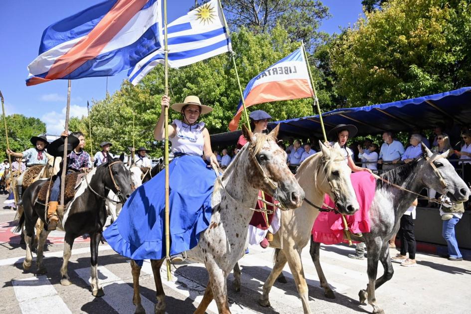 Desfile de jinetes, Fiesta de la Patria Gaucha, Tacuarembó Desfile de jinetes, Fiesta de la Patria Gaucha, Tacuarembó