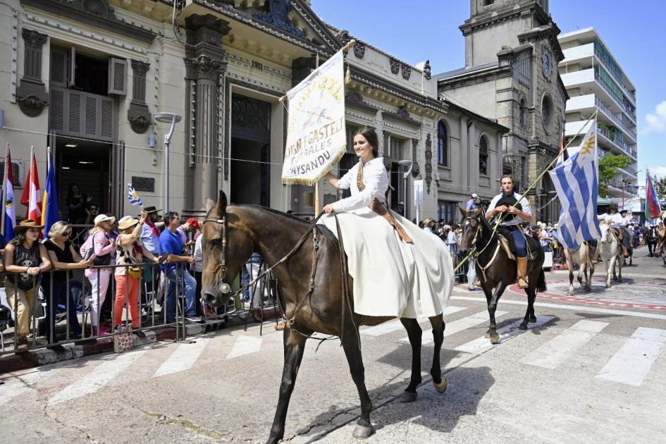 Desfile de jinetes, Fiesta de la Patria Gaucha, Tacuarembó Desfile de jinetes, Fiesta de la Patria Gaucha, Tacuarembó