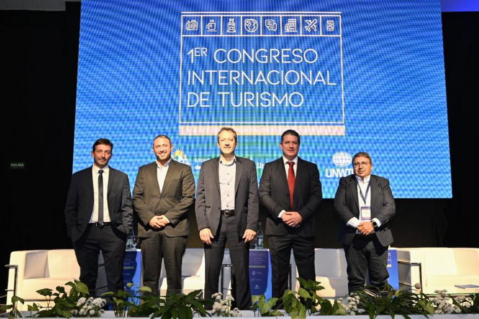 Dir. Gral. del MINTUR, Ignacio Curbelo, junto al moderador y oradores del panel Turismo e Inversión