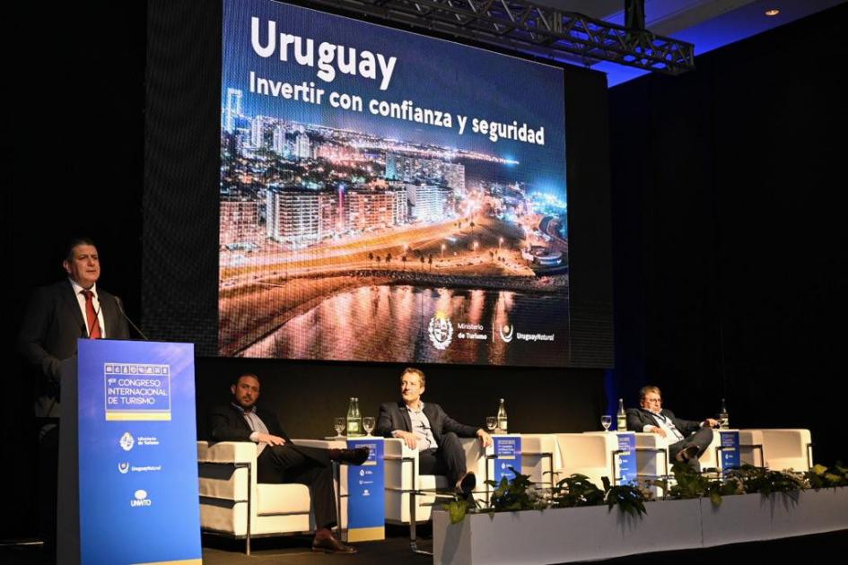 Exposición del director general del MINTUR, Ignacio Curbelo, en panel de Turismo e Inversión