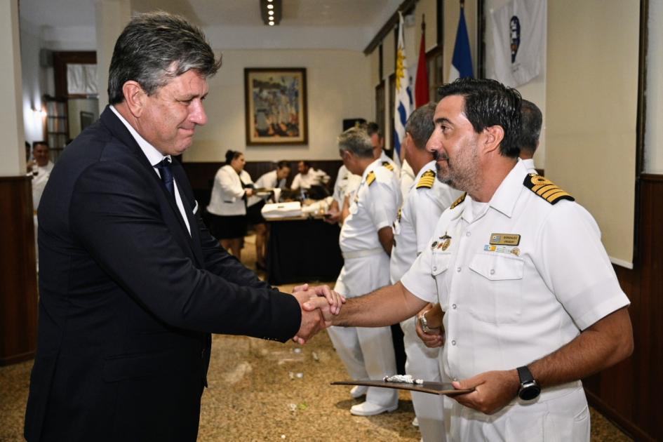 Director General de Secretaría, Ignacio Curbelo, hace entrega de plaquetas a embarcaciones que arriban a Uruguay Director General de Secretaría, Ignacio Curbelo, hace entrega de plaquetas a embarcaciones