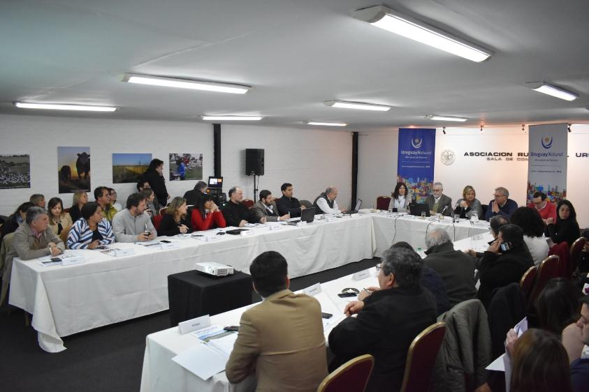 Un plano general de todos los directores y autoridades durante el encuentro en la sala de conferencias de la Expo Prado.