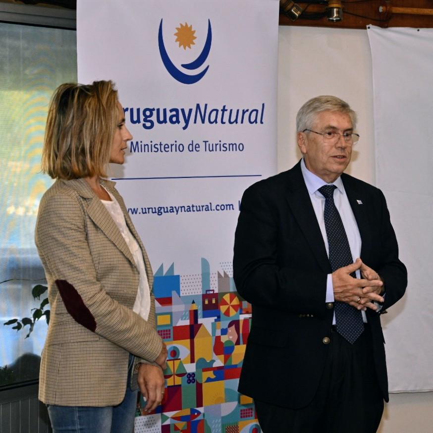 Ministro de Turismo, Tabaré Viera, junto a la nueva presidenta de SUTUR, Lucila Provvidente