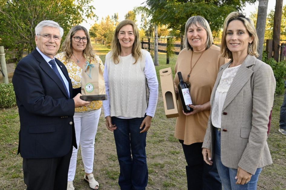 Ministro de Turismo, Tabaré Viera, recibe obsequios de parte de integrantes de SUTUR Ministro de Turismo, Tabaré Viera, recibe obsequios de parte de integrantes de SUTUR