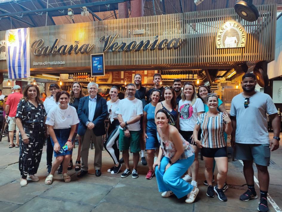En el Mercado del Puerto, junto al ministro de Turismo, Tabaré Viera En el Mercado del Puerto, junto al ministro de Turismo, Tabaré Viera