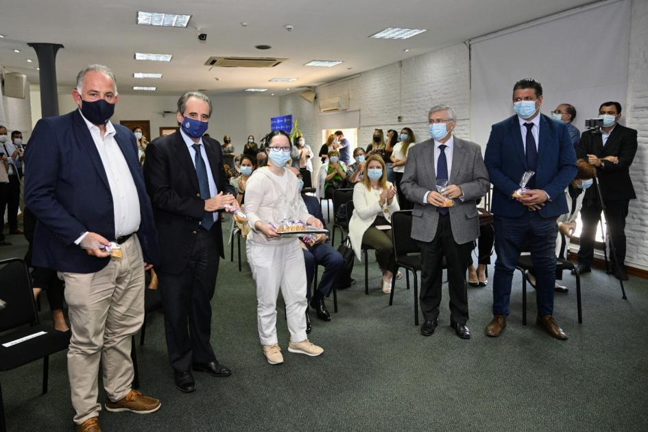 Agustina Quagliotti, líder del emprendimiento "Dulces Melodías", entregó un presente a los participantes Agustina Quagliotti, del emprendimiento "Dulces Melodías", entregó un presente a los participantes
