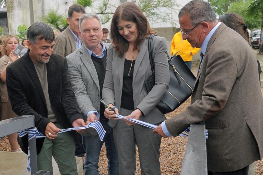 Momento de la inauguración Hyara Rodríguez cortando la cinta junto a autoridades locales
