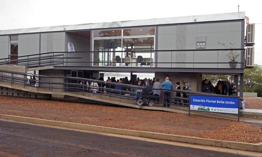 Estación Fluvial Bella Unión con público recorriéndola