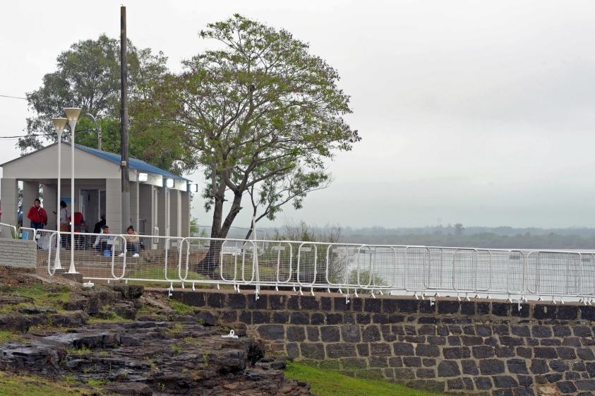 Nueva infraestructura Vista hacia el horizonte con infraestructura de ascenso y descenso, un árbol junto al margen del río