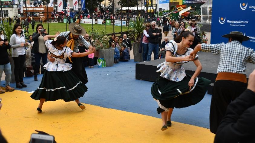 Bailarines de folklore en la Expo Prado