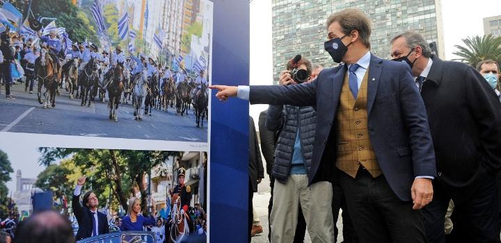 Exposición fotográfica "Homenaje a la democracia" en Plaza Independencia