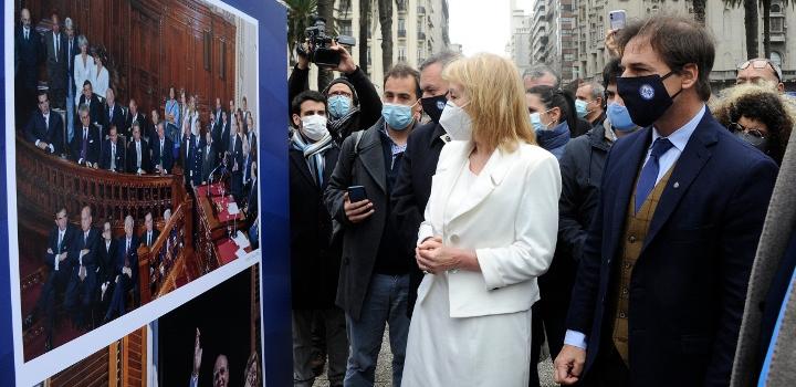 Exposición fotográfica "Homenaje a la democracia" en Plaza Independencia