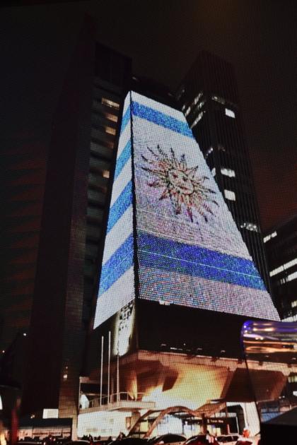 Edificio de la Federación de Industrias del Estado de San Pablo iluminado con el pabellón uruguayo 