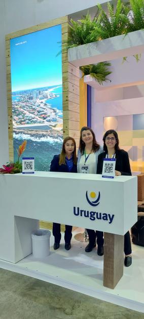 Funcionarias del MINTUR Trinidad Rodríguez y Kristina Bula con Consul Uy en POA, Liliana Buonomo Funcionarias del MINTUR Trinidad Rodríguez y Kristina Bula con Consul Uy en POA, Liliana Buonomo