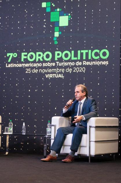 Subsecretario Remo Monzeglio, exponiendo en 7º Foro Político