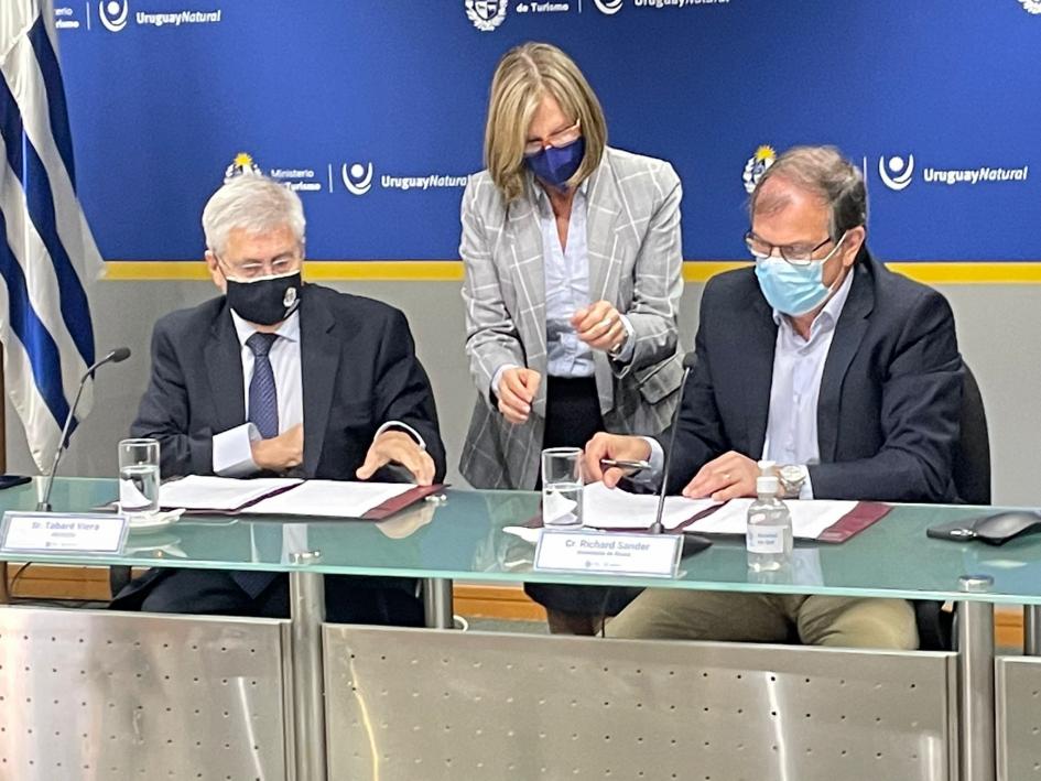 Firma de convenio entre el Ministerio de Turismo e Intendencia de Rivera, para ampliación del Autódromo Eduardo Cabrera Firma de convenio entre el Ministerio de Turismo e Intendencia de Rivera ampliación autódromo