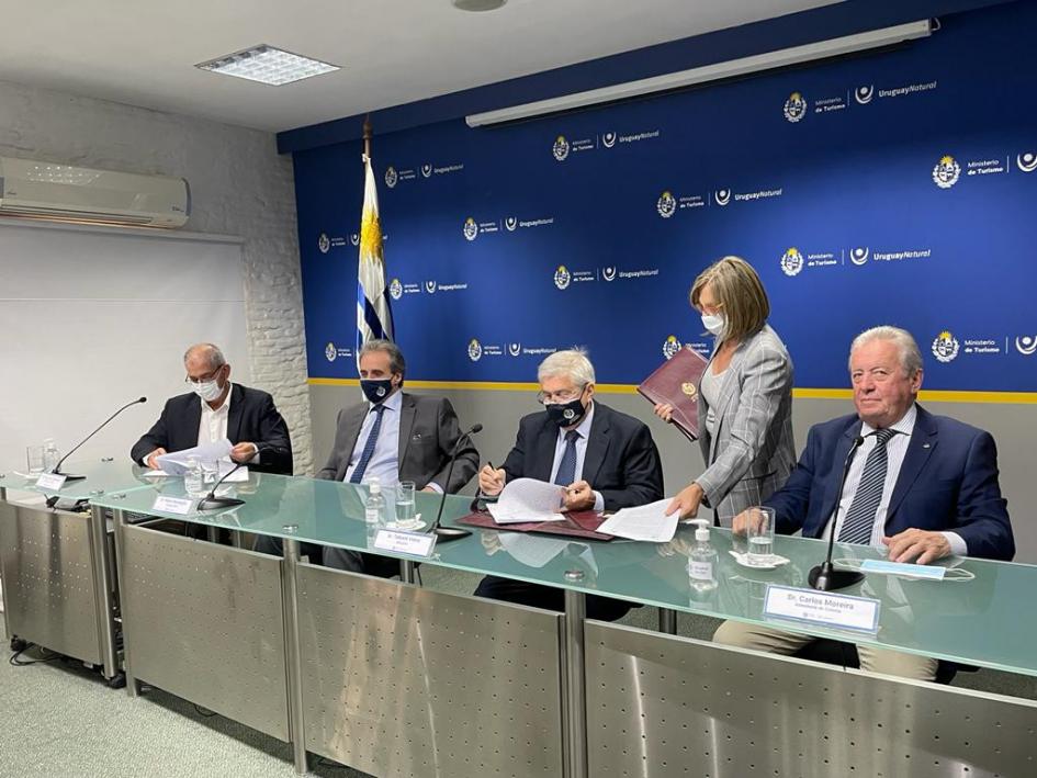 El Ministerio de Turismo firmó dos convenios para diversos apoyos en Flores y Colonia El Ministerio de Turismo firmó dos convenios para diversos apoyos en Flores y Colonia