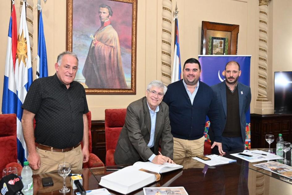 Ministro Tabaré Viera, firmó el libro de honor, tras la visita a la Intendencia de Paysandú Ministro Tabaré Viera, firmó el libro de honor, tras la visita a la Intendencia de Paysandú