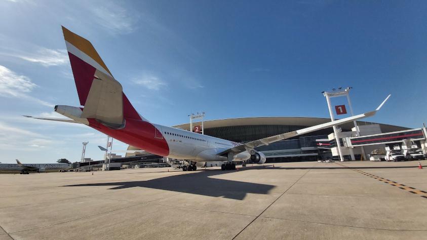 Avión de Iberia en el Aeropuerto de Carrasco