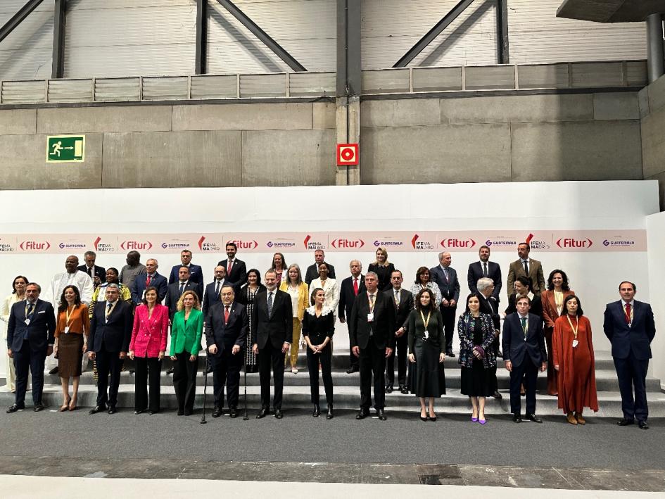 Foto oficial de los Reyes de España y ministros de Turismo participantes, inauguración FITUR 2023