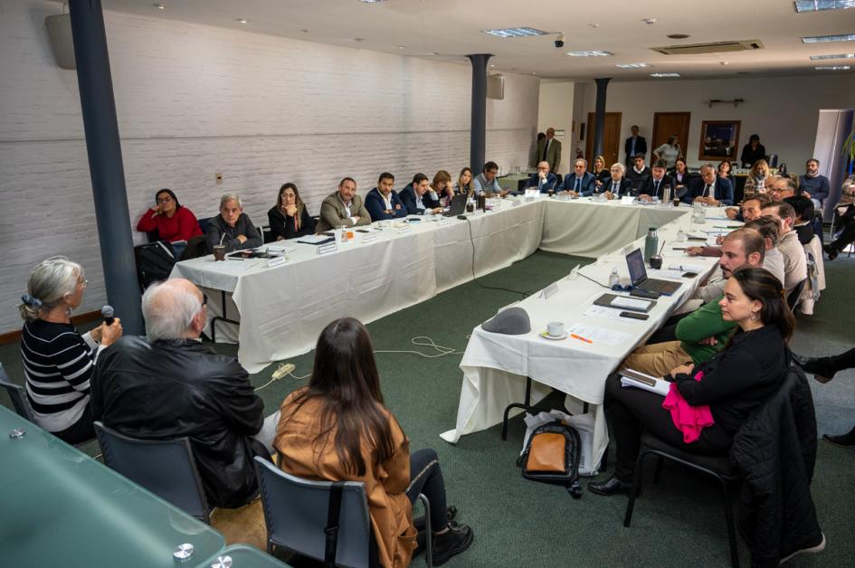 Representantes de la organización FUNDAPASS, en reunión de directores de Turismo