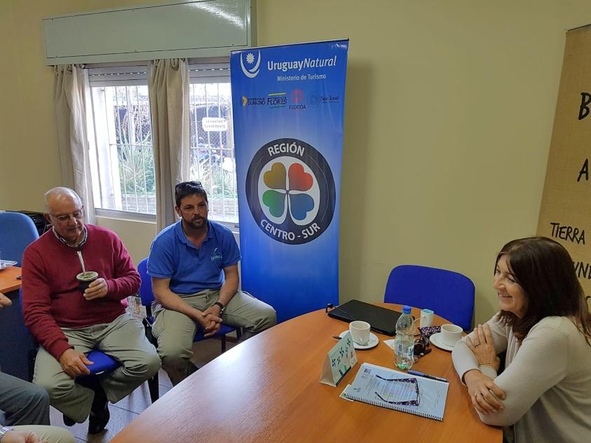 Hyara Rodríguez, Camilia Maqueira reunidas con representantes del Centro Comercial e Industrial de Flores