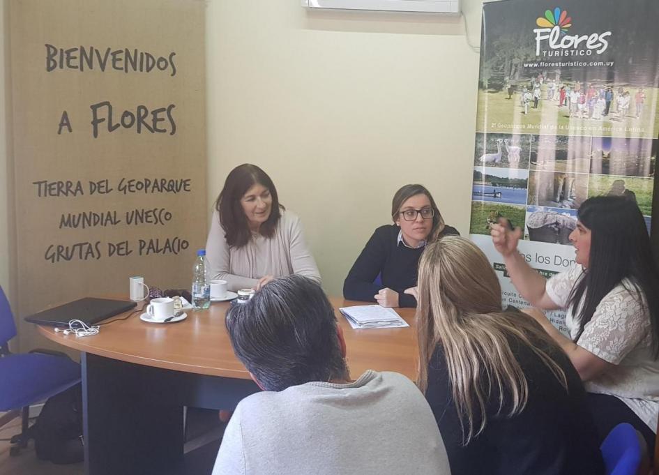 Emprendedoras de la marca "Tierra del Geoparque" reunidas con Hyara Rodríguez y Camilia Maqueira. Emprendedoras de la marca "Tierra del Geoparque" reunidas con Hyara Rodríguez