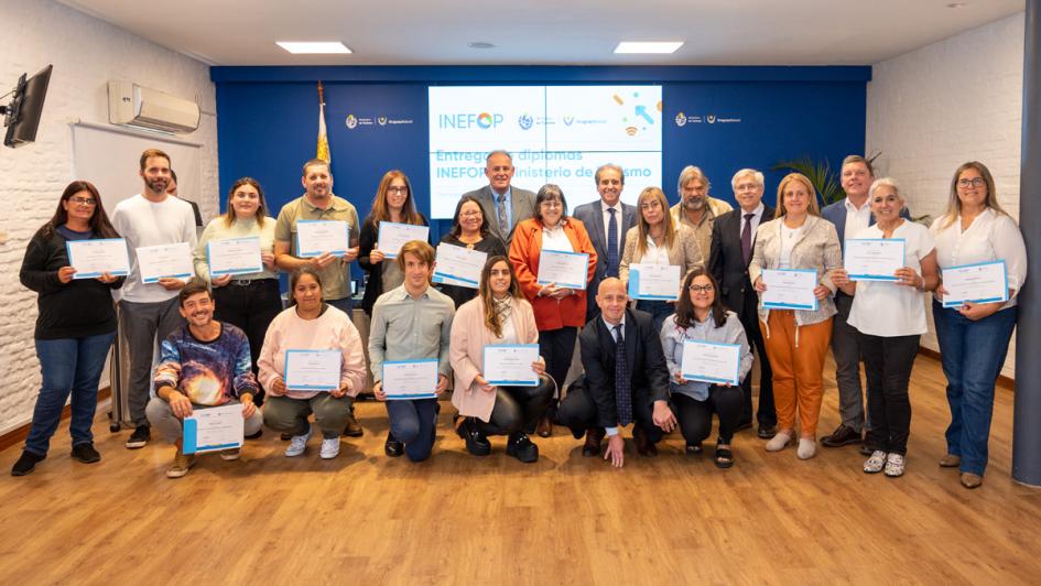 La entrega de diplomas se realizó en la Sala Arredondo del Ministerio de Turismo La entrega de diplomas se realizó en la Sala Arredondo del Ministerio de Turismo