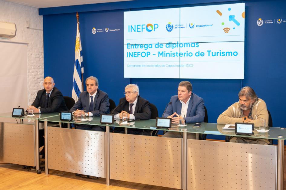 Autoridades del MINTUR e INEFOP encabezaron la ceremonia Autoridades del MINTUR e INEFOP encabezaron la ceremonia