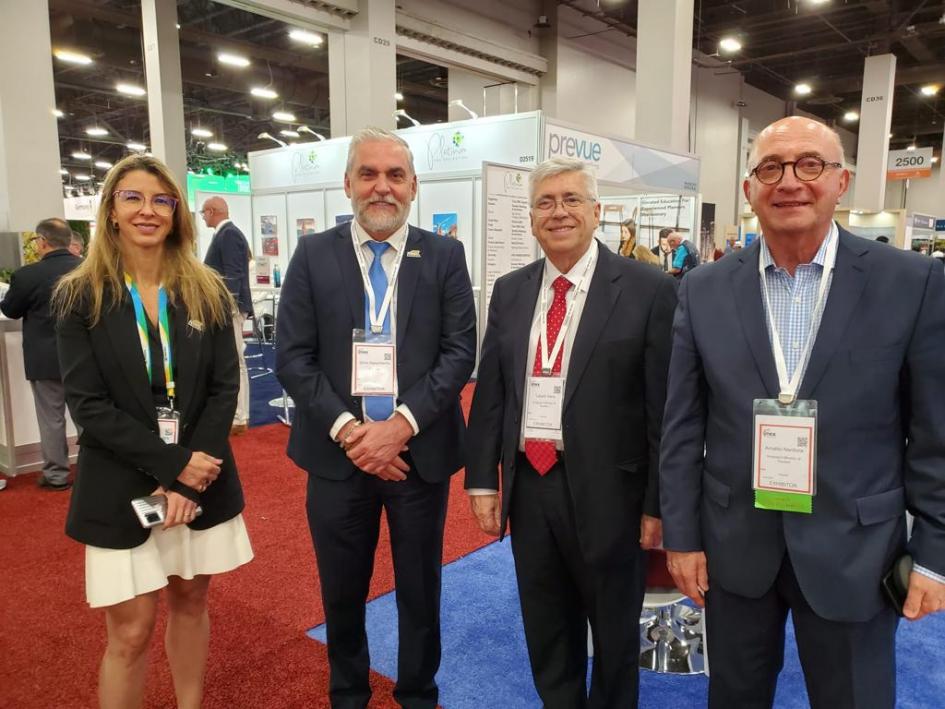 Ministro Tabaré Viera y el asesor Arnaldo Nardone, reunidos con Pte. de Embratur, Silvio Nascimento Ministro Tabaré Viera y el asesor Arnaldo Nardone, reunidos con Pte. de Embratur, Silvio Nascimento