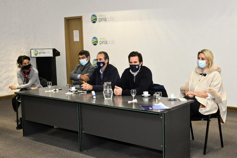 Autoridades en conferencia Actividad oficial