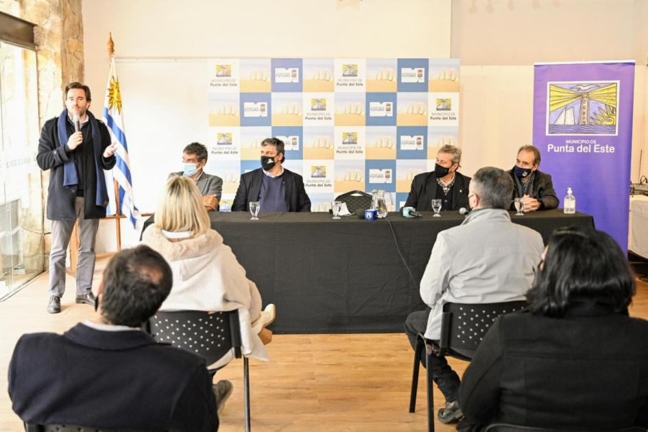 Autoridades en conferencia Actividad oficial