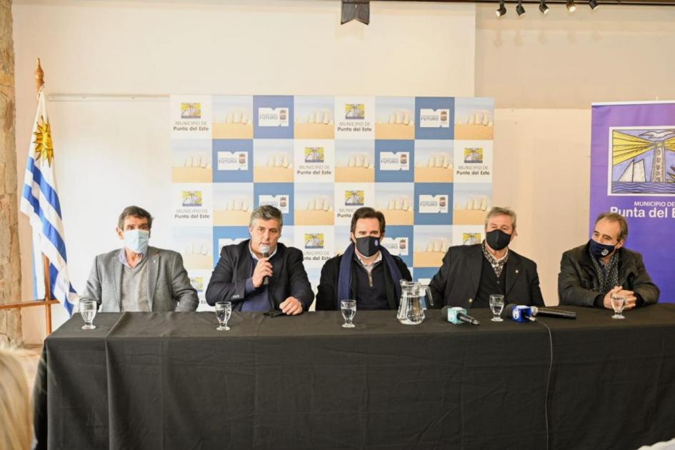 Autoridades en conferencia Actividad oficial