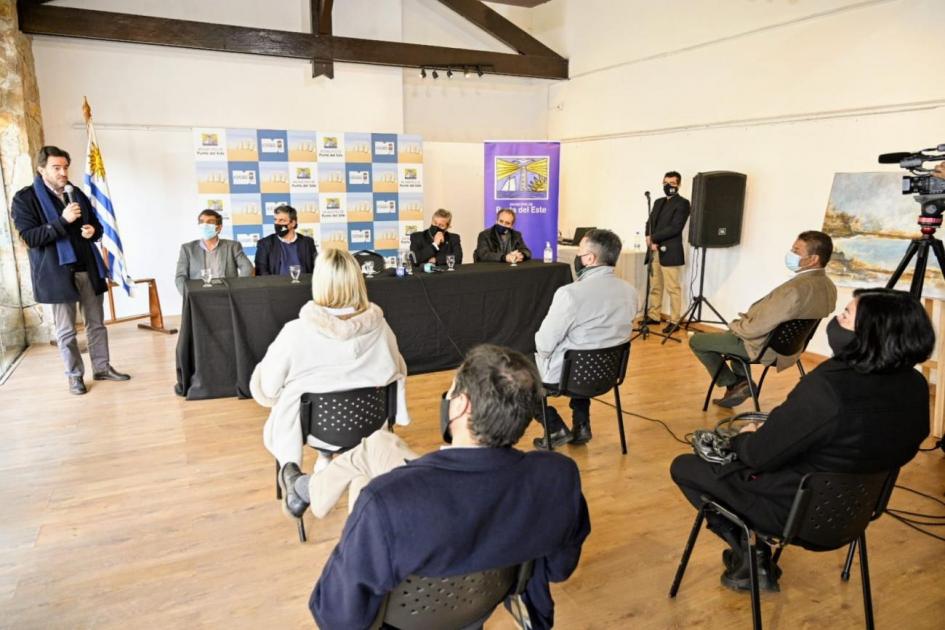 Autoridades en conferencia Actividad oficial
