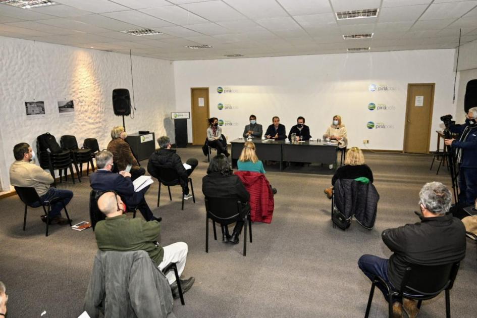 Autoridades en conferencia Actividad oficial