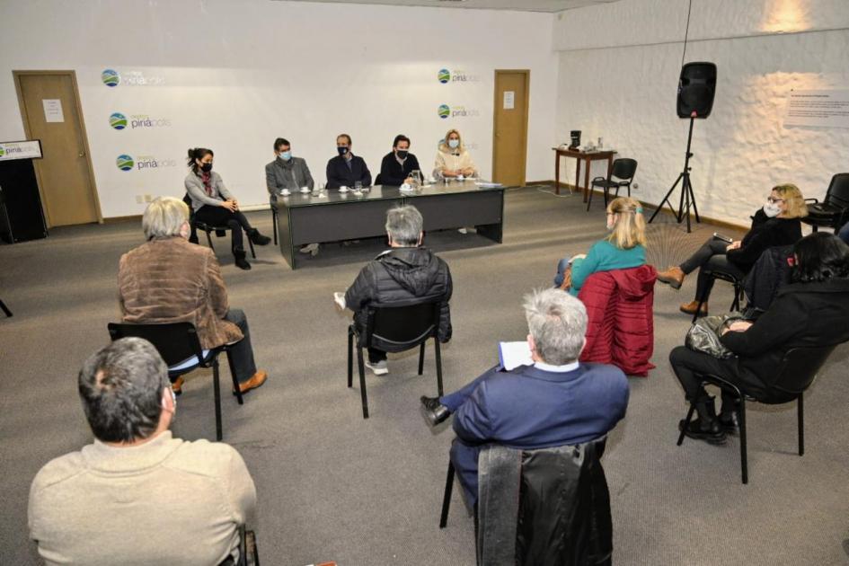 Autoridades en conferencia Actividad oficial