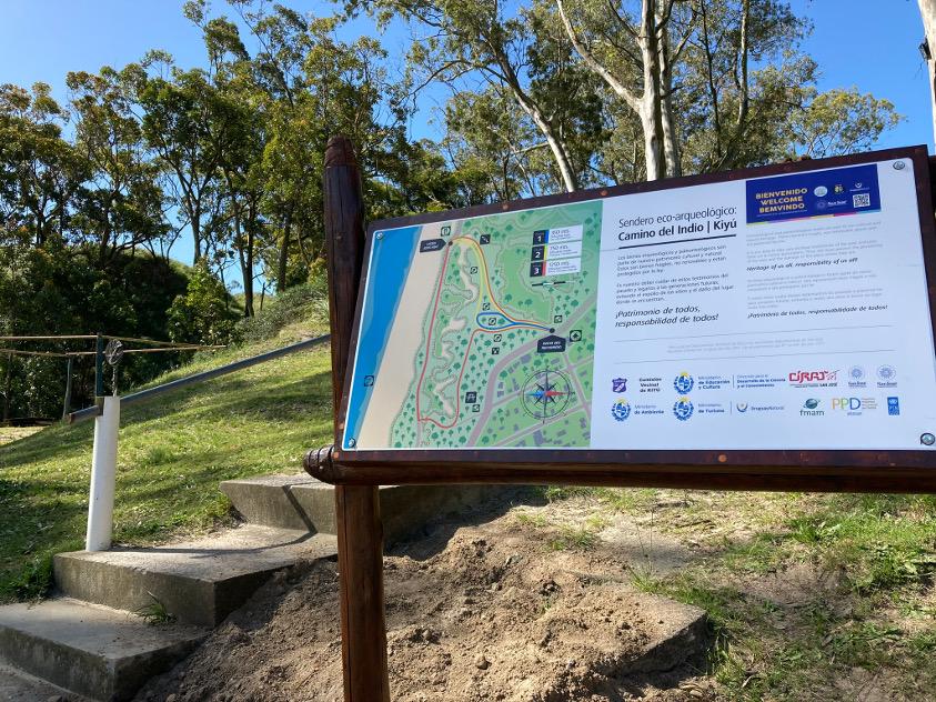 Cartelería del Sendero de ecoturismo y desarrollo local "Camino del Indio" en Kiyú, San José. Cartelería del Sendero de ecoturismo y desarrollo local "Camino del Indio" en Kiyú, San José.