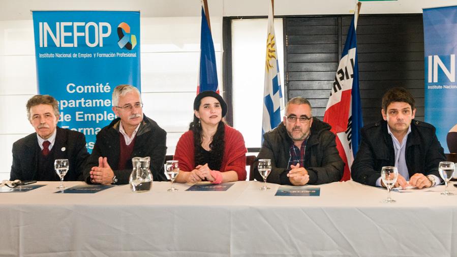 De izquierda a derecha: Gabriel Andrade (CAMTUR); Carlos Faroppa (MINTUR); Fernanda Cabrera (SUGHU); Julio Cabrera, presidente Comité Departamental (INEFOP); Luis Panizza, gerente de Descentralización (INEFOP) Ceremonia de entrega de certificados: de izquierda a derecha Gabriel Andrade (CAMTUR), Carlos Faroppa (MINTUR), Fernanda Cabrera (SUGHU), Julio Cabrera presidente Comité Departamental (INEFOP), Luis Panizza gerente de Descentralización (INEFOP)