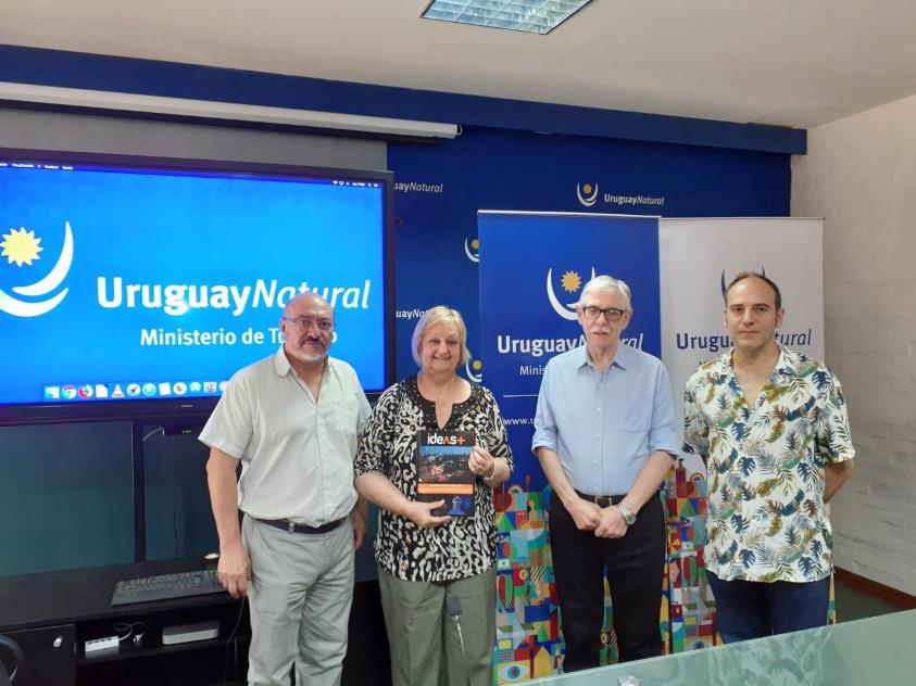 Óscar Gómez, Liliam Kechichian, Carlos Palleiro y Pablo Macadar al culminar el lanzamiento en la sede del Ministerio con la pantalla de Uruguay Natural de fondo