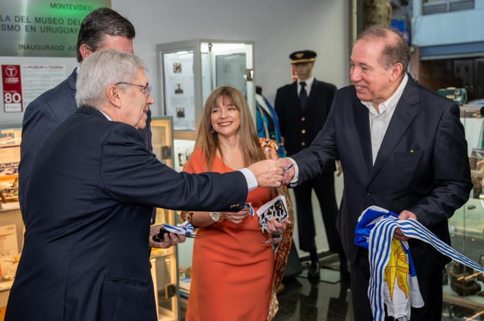 Inauguración de la 1º Sala del Turismo en Uruguay, en lobby del Hotel Holiday Inn