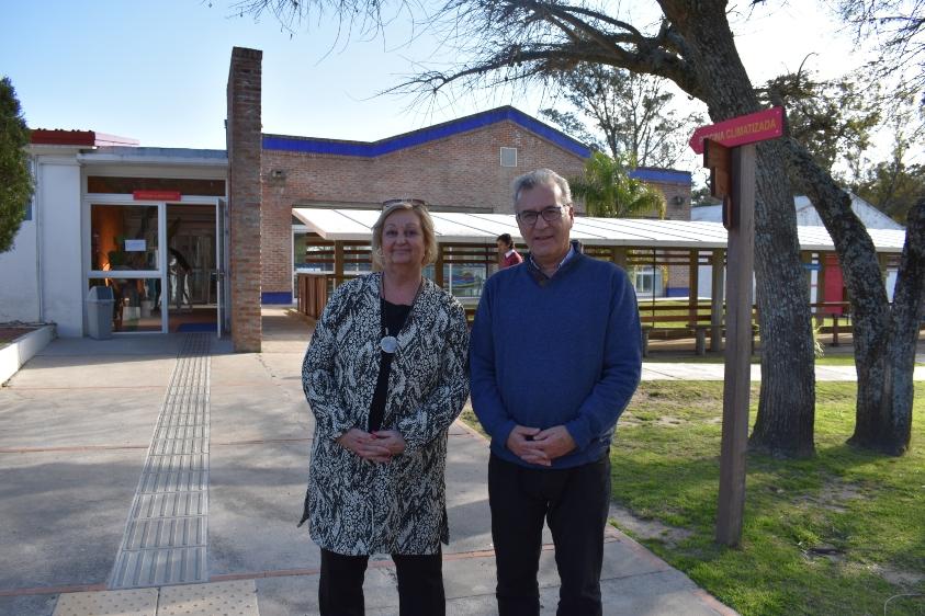 Ministra de Turismo Liliam Kechichian y director Nacional de Turismo, Carlos Fagetti frente a la piscina de la Colonia Raigón